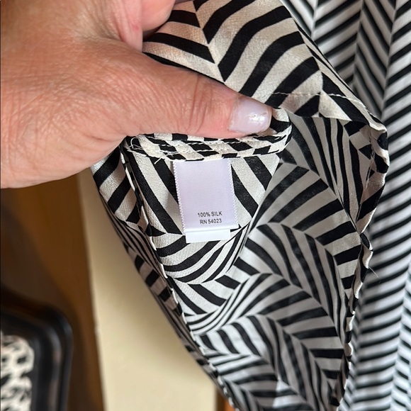 2 Women’s Banana Republic Silk Chevron Blouses, size XL - Picture 6 of 8